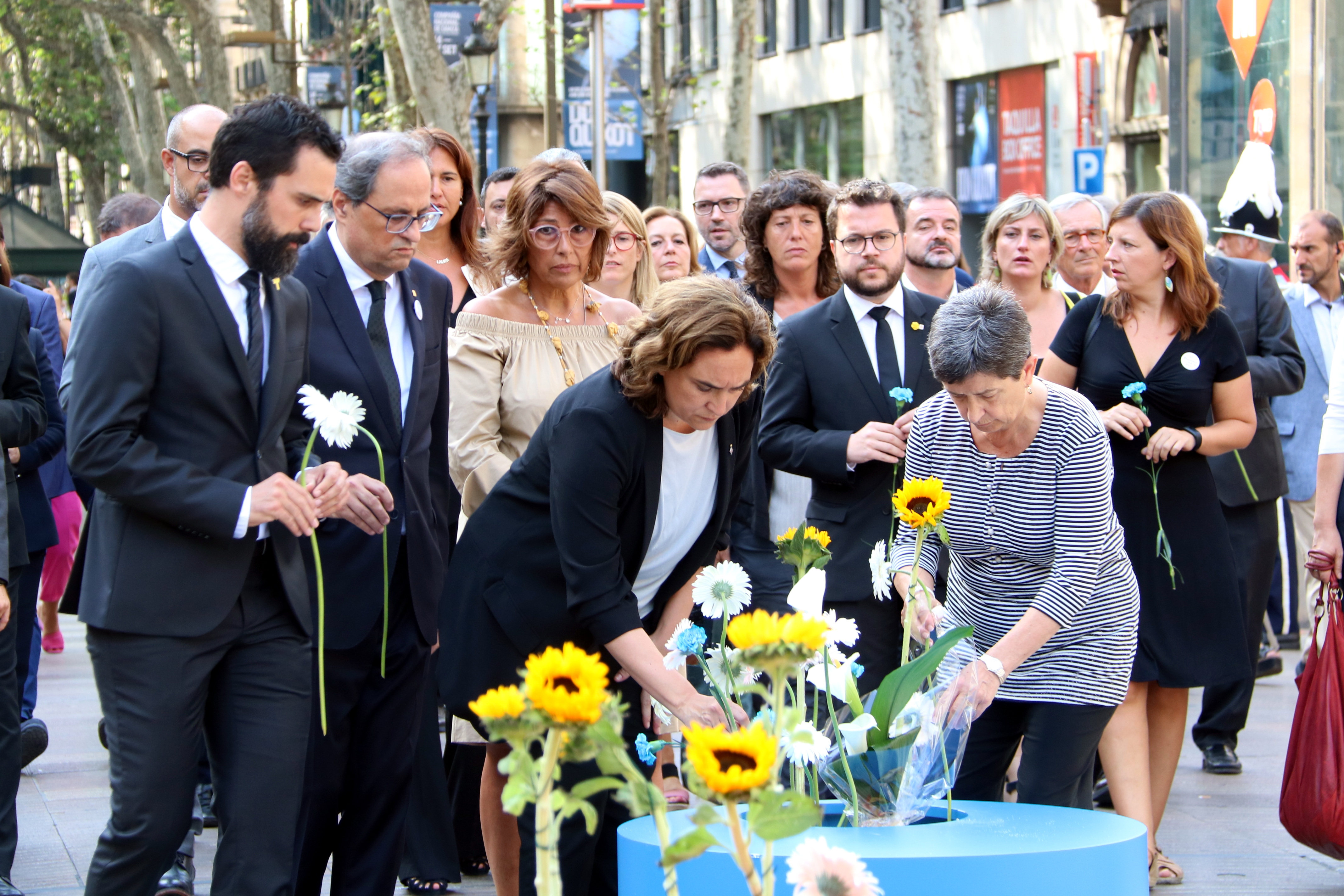 Barcelona mayor Ada Colau and other prominent politicians place flowers in honor of the victims of the 2017 attacks one year on (Pere Francesch/ACN)